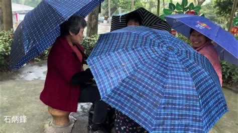 農村老人雨中賣菜，城裡老人雨中唱歌。肯德基的假兄弟麥肯基 Youtube