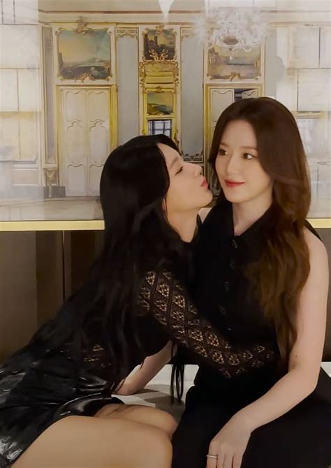 Rohini On Twitter The Way Miyeon S Arm Is Wrapped Around Shuhua