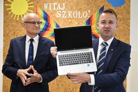 Pose Micha Cie Lak Wr Czy Uczniom Z Pacanowa Nowe Laptopy Echo