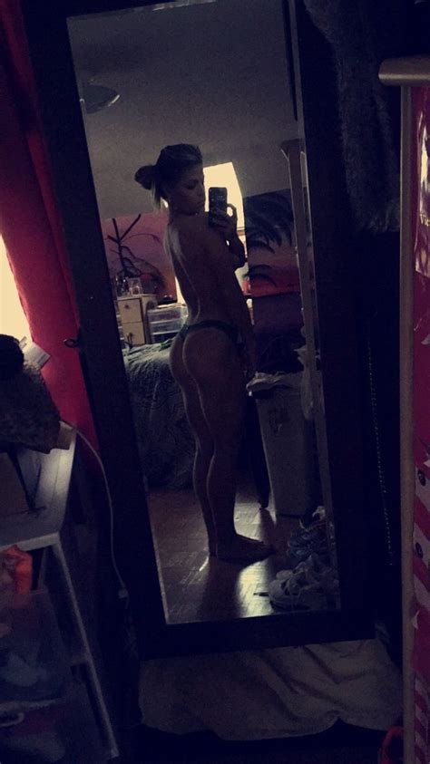 Great Looking Blonde Is Very Fit And Shows Nude In Hot Pictures