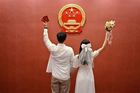 父母不给户口簿结不了婚网民登记必须提供户口簿违背婚姻自由民政部答复了