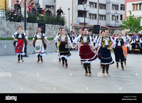 Serbian folk dance Stock Photo - Alamy