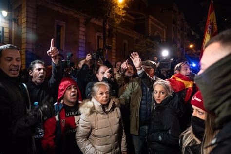 La Polic A Nacional Acordona Ferraz Donde Se Agolpan Cientos De