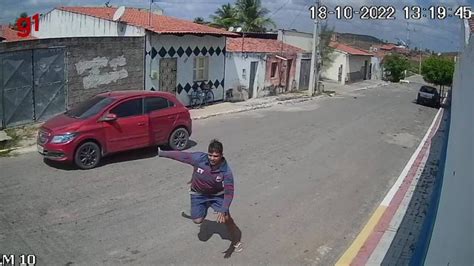 V Deo Flagra Dois Suspeitos Descendo De Carro Roubado E Tentando Fugir