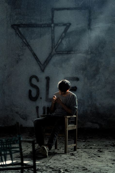 Hombre Sentado En Una Silla En Un Edificio Abandonado · Foto De Stock