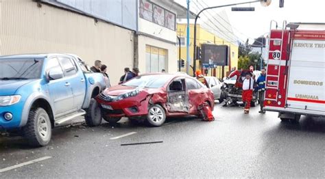 Una Mujer Lesionada Tras Fuerte Choque Entre Un Auto Y Una Camioneta Infotdf