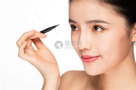 美女拿眼线笔化妆画眼线高清图片下载 正版图片501541928 摄图网