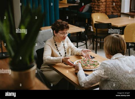 Zwei Freunde Treffen Sich Und Essen Im Restaurant Alte Dressy Damen