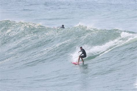 EGO Cauã Reymond exibe tanquinho em dia de surfe em praia do Rio