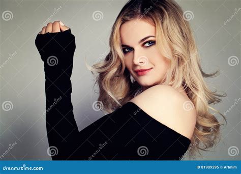 Beauté Blonde Beau Mannequin De Femme Avec Les Cheveux Bouclés Image stock Image du chéri