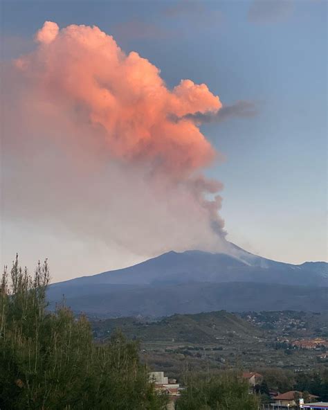 Eruzione Etna Pioggia Di Cenere Su Catania Possibili Ritardi All