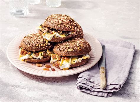 Volkorenbol Met Camembert Rozijnen En Walnoten Recept Allerhande