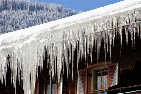 Na szczytach budynków zwisają niebezpieczne sople lodu Gliwice INFO