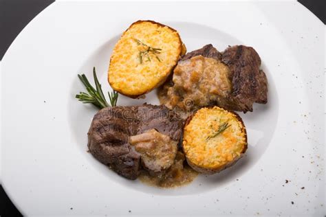 Rindfleischsteak Medalions Mit Kartoffeln Stockbild Bild Von Frisch