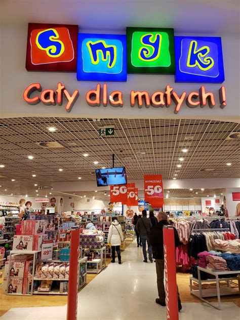 Smyk store editorial image. Image of fashion, customers - 169297725