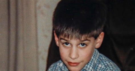 Uk costretto dal padre ad avere rapporti intimi con la matrigna È gay