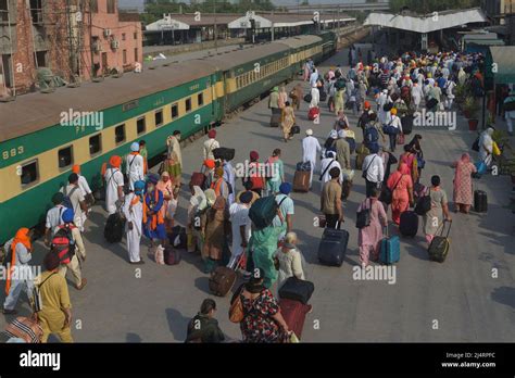 Lahore Pakistan 17th Apr 2022 Indians Sikh Devotees Arriving At