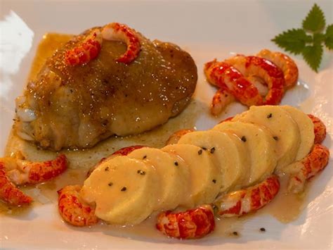 Poulet De Bresse Aux écrevisses Quenelle De Brochet Sauce Nantua