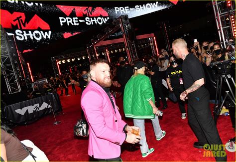 Conor Mcgregor Gets Into Fight With Machine Gun Kelly On Mtv Vmas 2021