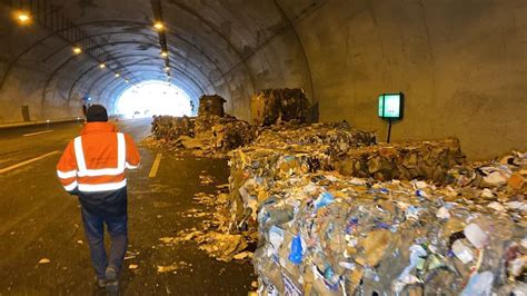 TIR tünelde devrildi tonlarca atık kağıt yola saçıldı Gündem Haberleri