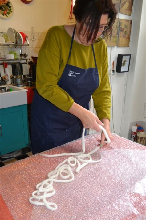 Factory Cathy Atelier laine feutrée châle façon dentelle en compagnie