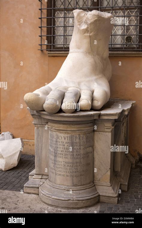 Estatua Colosal Del Emperador Constantino Fragmentos En La Pantalla En