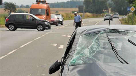 Drei Verletzte Bei Schwerem Unfall Auf B