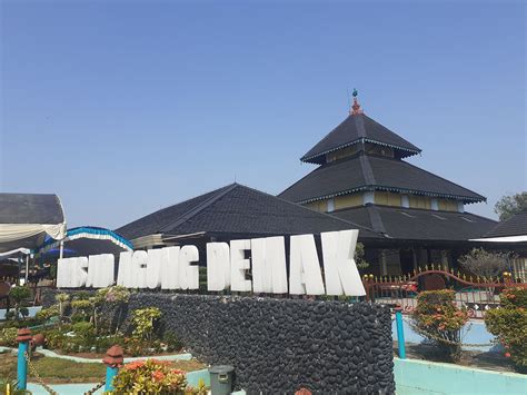 Menikmati Masjid Agung Demak Sebagai Wisata Religi Di Kota Wali TrenAsia