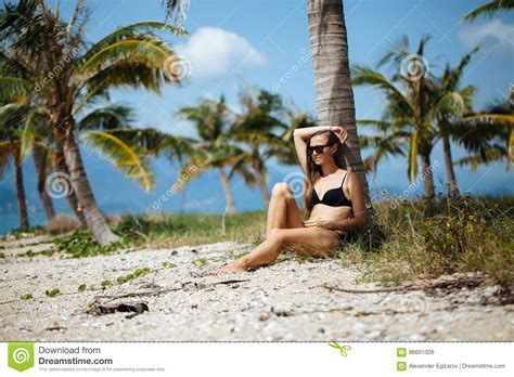 Recht Junge Frau Im Bikini Ist Sich Entspannen Auf Einem Tropischen Strand Unter Palme Stockbild