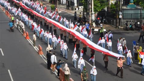 Hari Pahlawan Ribuan Pelajar Di Semarang Bentangkan Bendera Merah Putih Sepanjang 1 Kilometer