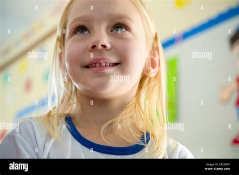 Blonde Petite Fille Souriante Banque De Photographies Et Dimages Haute R Solution Alamy