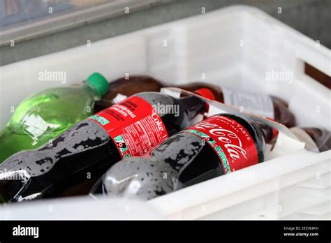 Bouteilles De Coca Cola Classiques Froides Banque De Photographies Et D