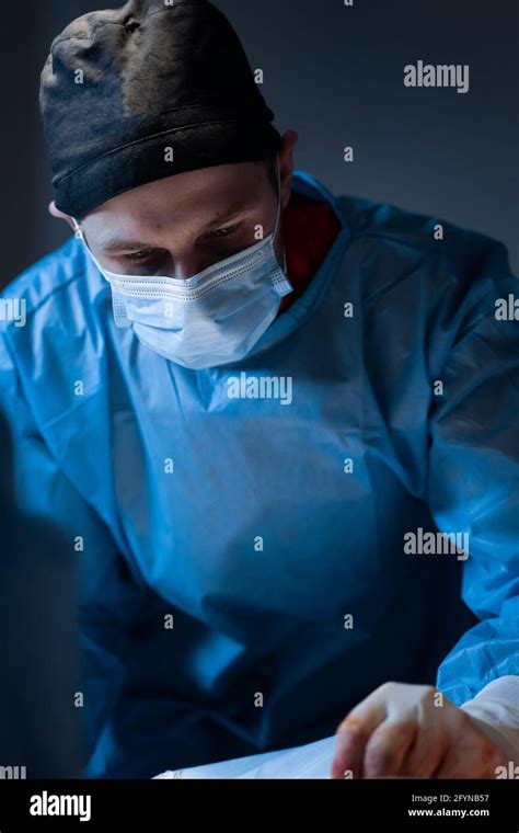 Vascular surgeon removing veins from the leg Stock Photo - Alamy