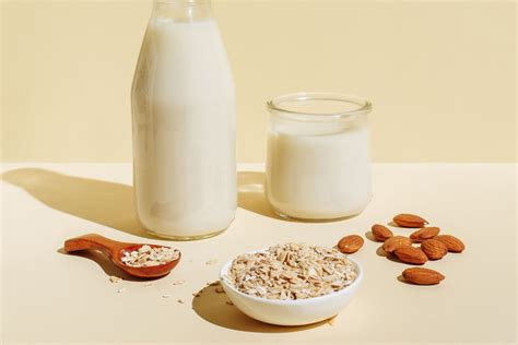 Almond Milk vs. Oat Milk: Which Should You Drink?