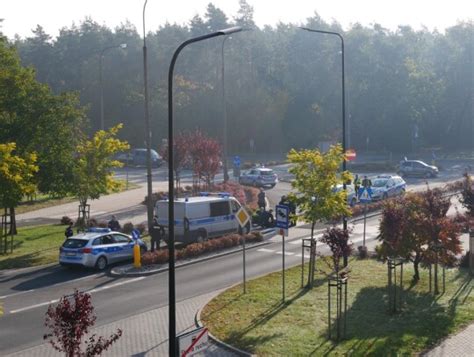 Potr Cenie Rowerzystki Na Ulicy Wojska Polskiego Kobieta Zosta A