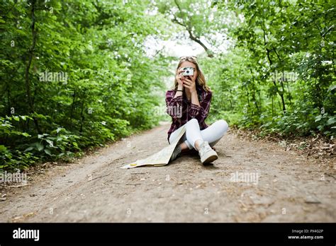 Portrait Von Eine Attraktive Blonde M Dchen Mit Einer Karte In Den Wald Sitzen Und Fotos Machen