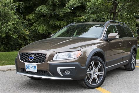 SUV Review 2015 Volvo XC70 Driving