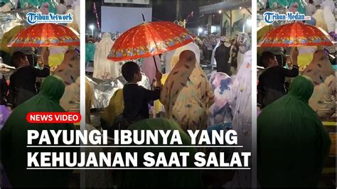 Bikin Haru Bocah Ini Payungi Ibunya Yang Kehujanan Saat Salat Tarawih