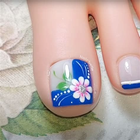 Unhas incrivelmente lindas e bem feitas com desenhos de Flores. Recomendo que faça!