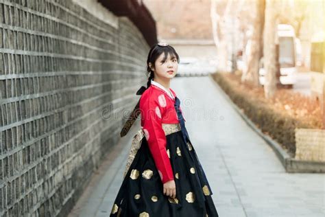 Ragazza Coreana Vestita A Hanbok Con Mattina Al Villaggio Di Bukchon