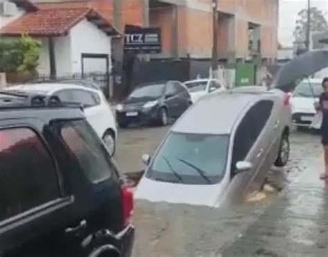 Cratera engole carro após forte pancada de chuva JC Redação Online