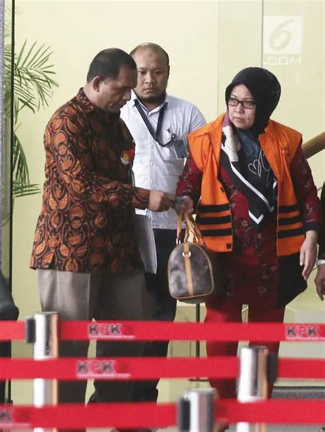 FOTO Ekspresi Anggota DPRD Sumut Tiaisah Ritonga Usai Diperiksa KPK