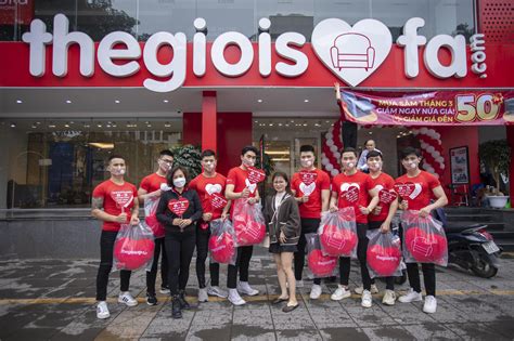 Bất ngờ chị em phụ nữ Hà Nội bị hot boy chặn xe tặng quà