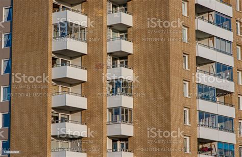 Gedung Apartemen Bertingkat Tinggi Dengan Fasad Bata Dan Balkon Putih