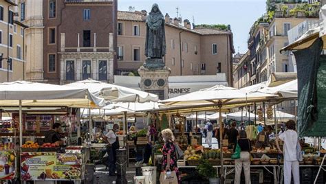 Rivoluzione Nel Centro Storico Di Roma Via 300 Tra Bancarelle Ed