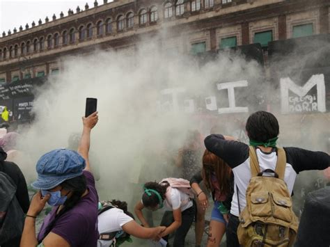 Mujeres Llegan Al Zócalo De Cdmx Y Rompen Las Vallas Metálicas