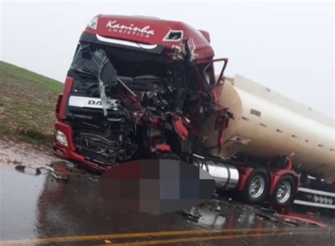 Colis O Violenta Envolve Carretas Deixa Um Morto Entre Passo Fundo E