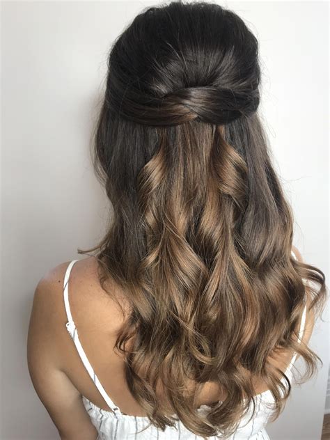 Stylish And Chic Half Up Half Down Easy Wedding Hair Trend This