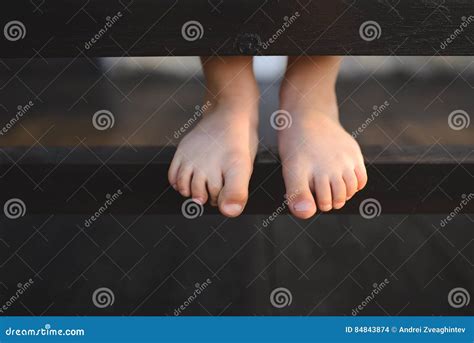 Pieds De Fille Aux Pieds Nus Photo Stock Image Du Nature Fuselage