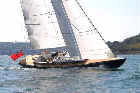 How A Carbon Fibre Mast Benefits A Cruising Yacht